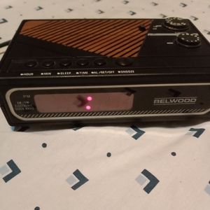 Vintage Belwood Digital Alarm Clock Radio AM/FM 4445-1